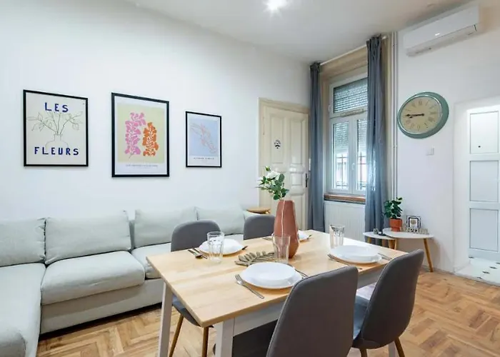 Cityscape Budget Apartments Summer Flat