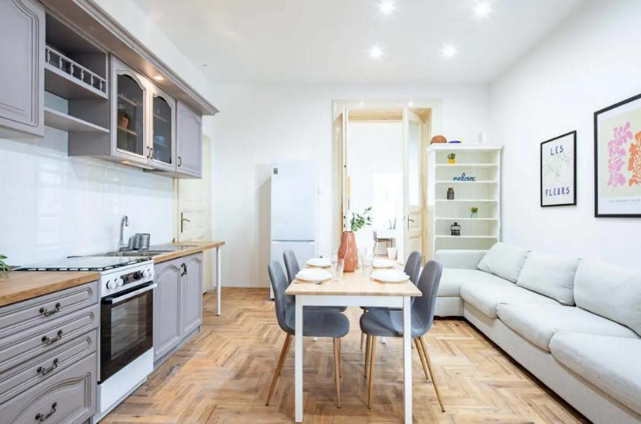 Cityscape Budget Summer Flat Apartment Budapest
