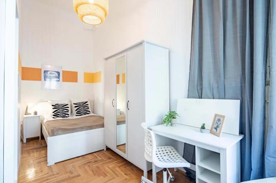 Cityscape Budget Summer Flat Apartment