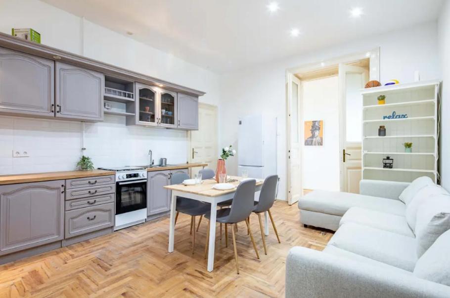 Apartment Cityscape Budget Summer Flat *