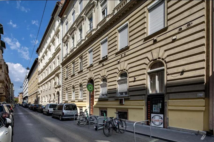 Cityscape Budget Summer Flat