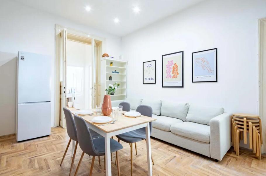 Cityscape Budget Summer Flat Apartment *