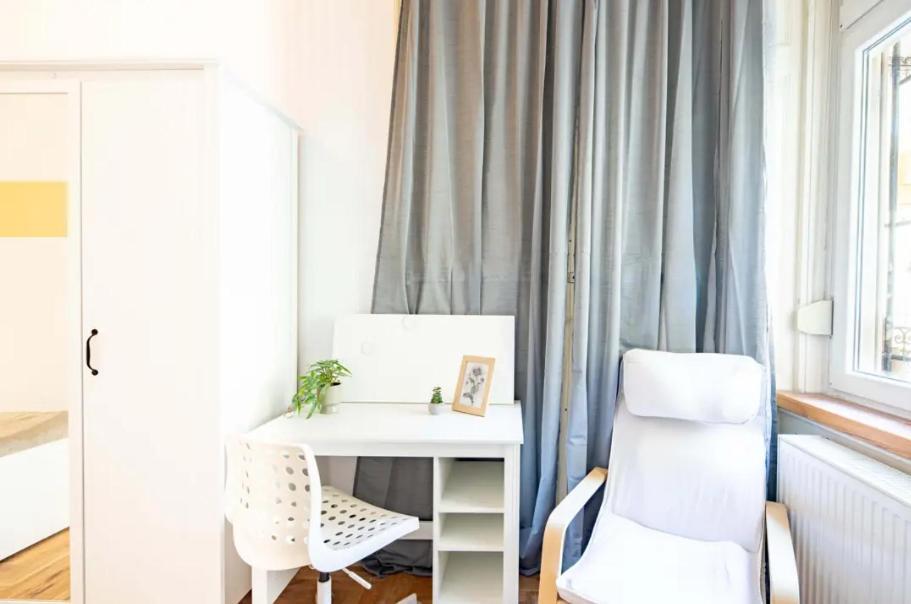 Apartment Cityscape Budget Summer Flat