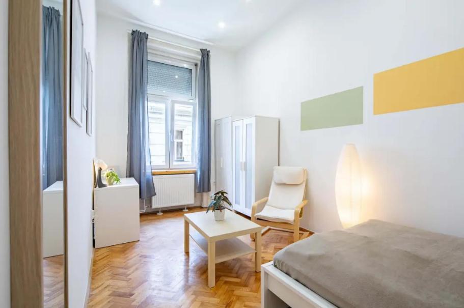 Apartment Cityscape Budget Summer Flat