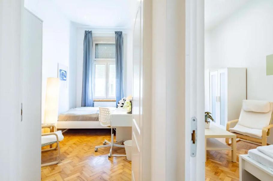 Apartment Cityscape Budget Summer Flat *