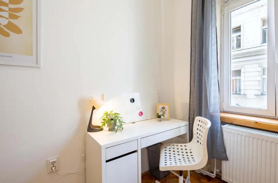 Apartment Cityscape Budget Summer Flat *